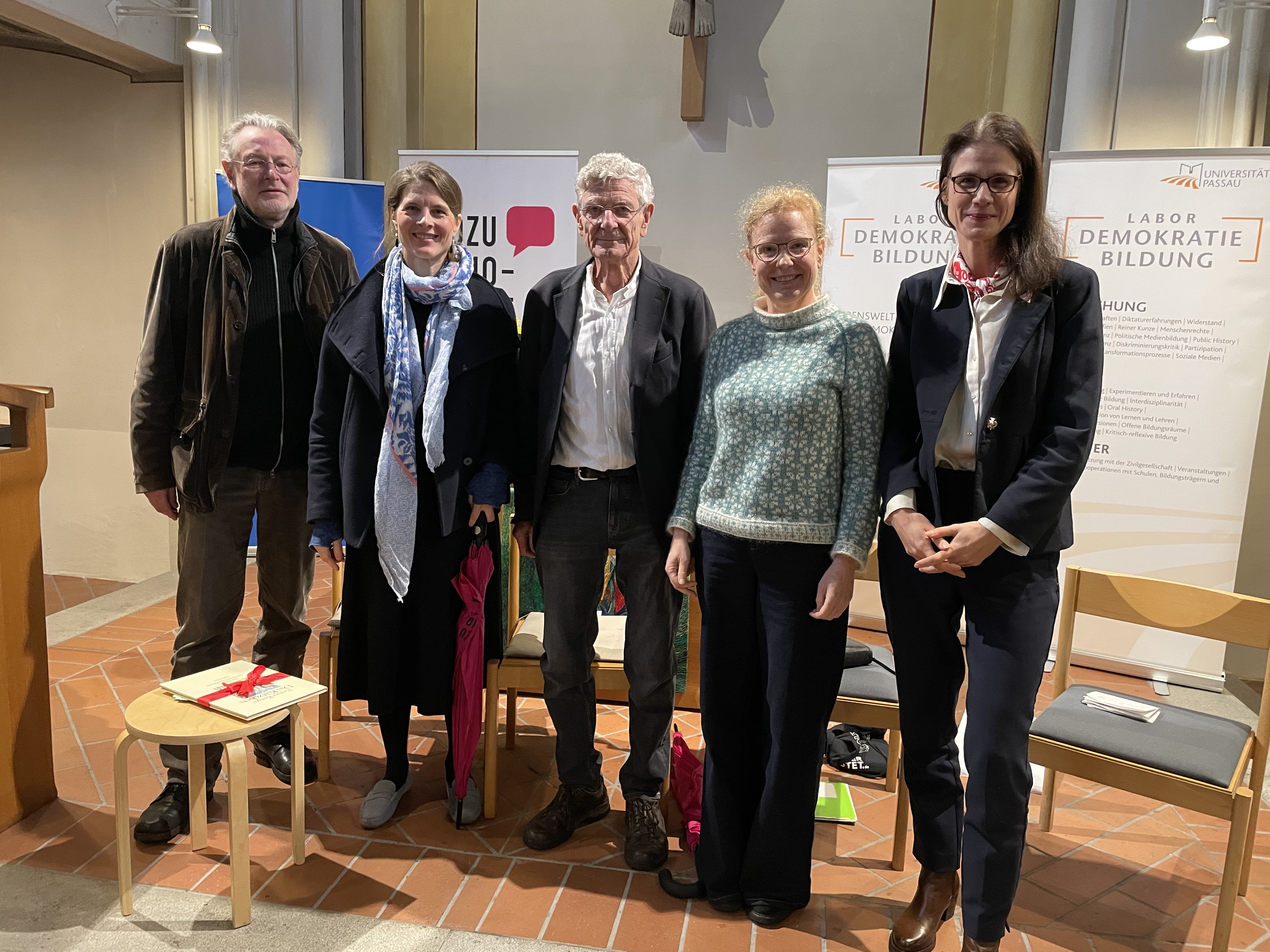 Am Gespräch teilgenommen haben (v.l.n.r): Dr. Winfried Helm, Dr. Linda von Keyserlingk-Rehbein, die Zeitzeugen Bernd Dämmrich und seine Tochter Dr. Ute Willersinn sowie Prof. Dr. Jessica Kreutz.