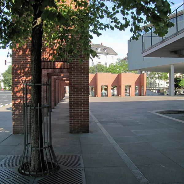 „Deutsche Nationalbibliothek“, Niederlassung Ffm, Backstein Skulptur von Per Kirkeby. (https://commons.wikimedia.org/wiki/File:Deutsche-nationalbibliothek-2011-ffm-065.jpg#filelinks)