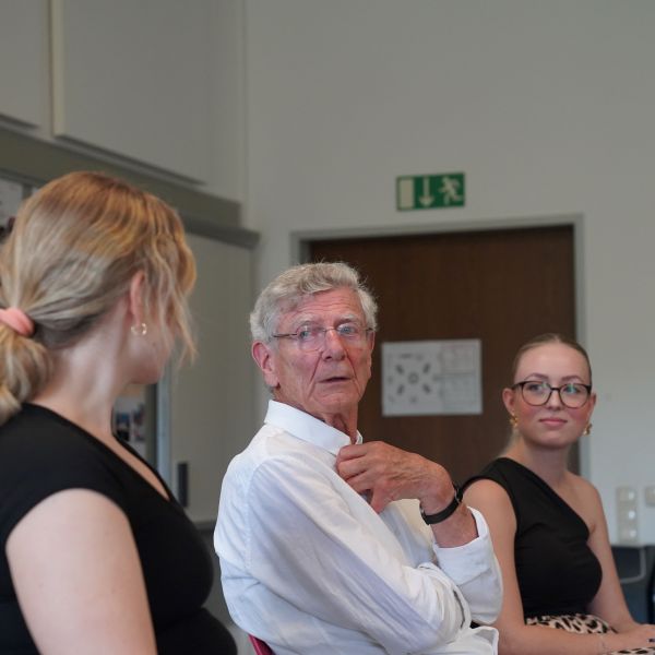 Bernd Dämmrich als Zeitzeuge im Gespräch mit zwei Studentinnen, Universität Passau, 4.6.2025