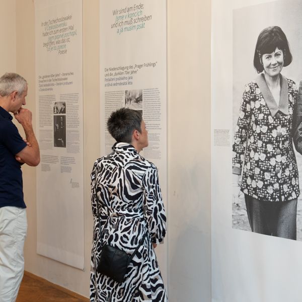 Blick in den Ausstellungsraum "Ich habe die tschechische Sprache geheiratet" in der Stadthalle in Oelsnitz im Erzgebirge